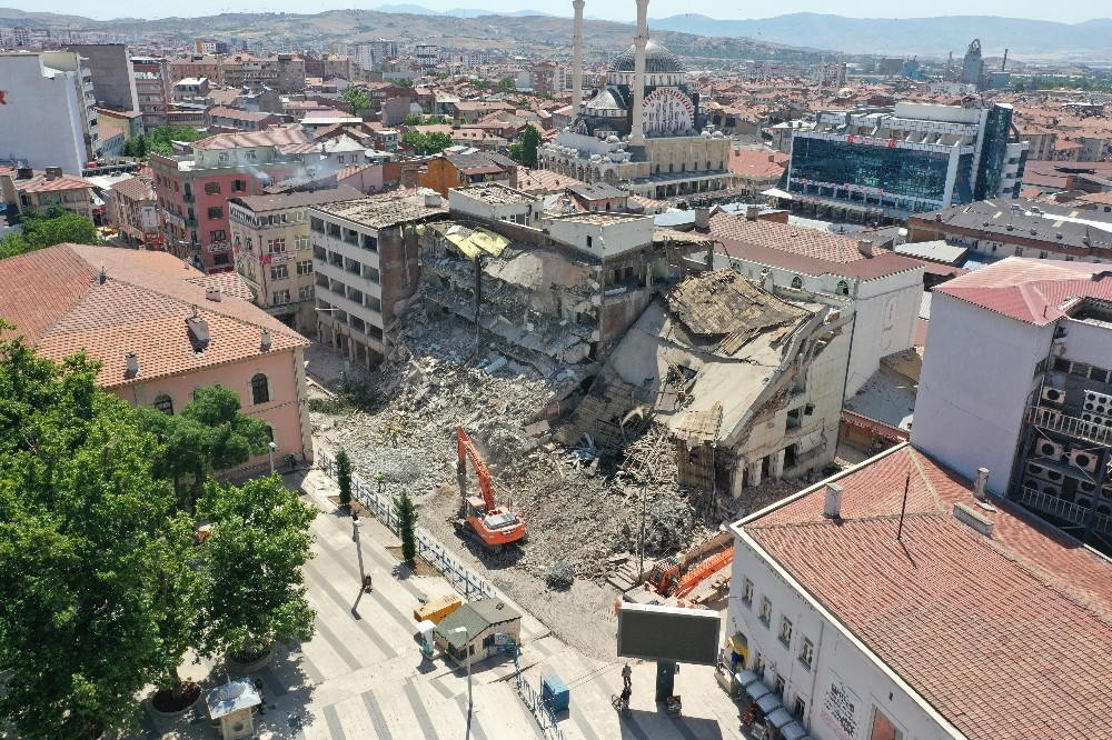 Elazığ’da Kent Meydanı için yıkım çalışması başlatıldı 