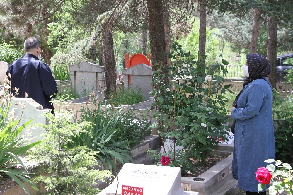 Elazığ’da kısıtlama ve bayram öncesi vatandaşlar mezarlıkları ziyaret etti 