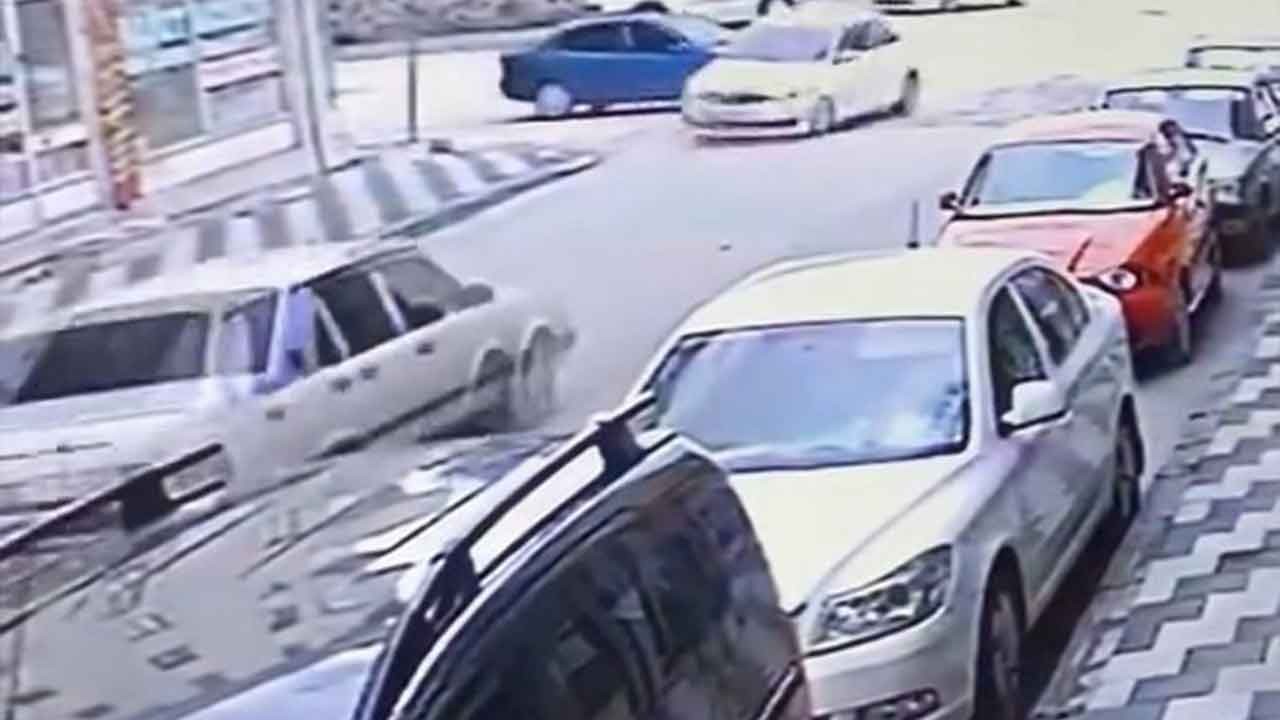 Elazığ'da korkunç çarpışma! Kaza anı saniye saniye kamerada!