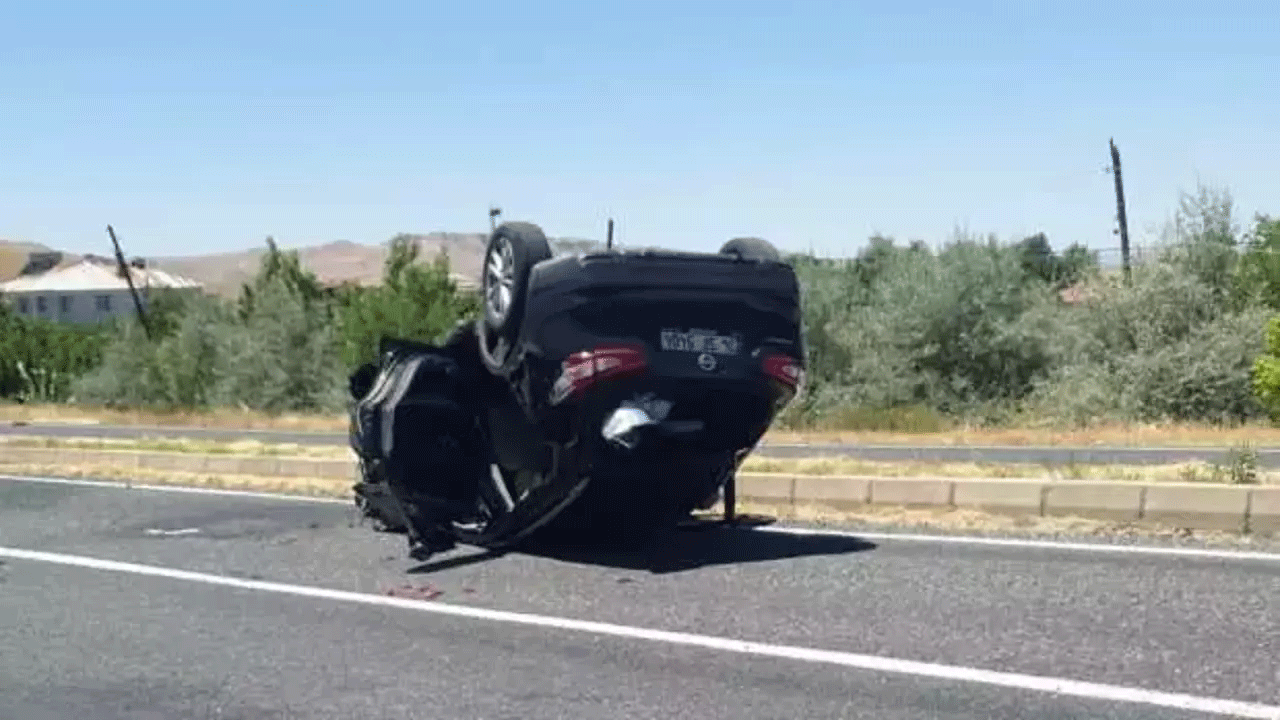 Elazığ'da korkunç kaza: Otomobil refüje çarptı!