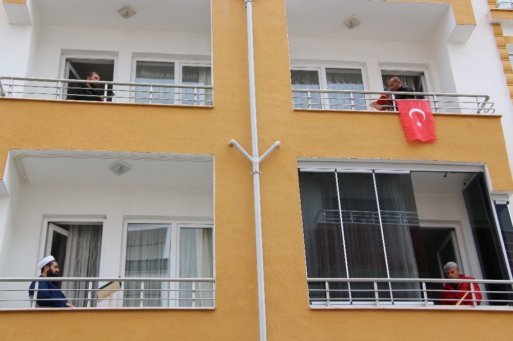 Elazığ’da korona nedeniyle balkonlarda mukabele geleneği 