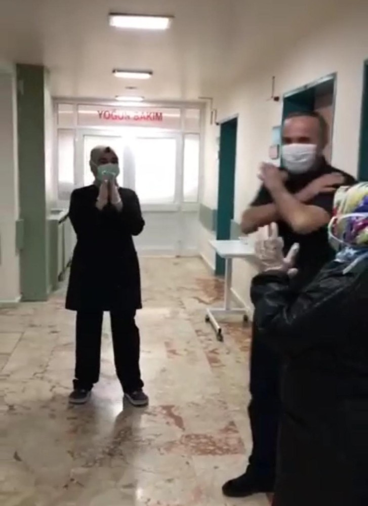 Elazığ’da koronayı yenen 60’ıncı hasta böyle uğurlandı 