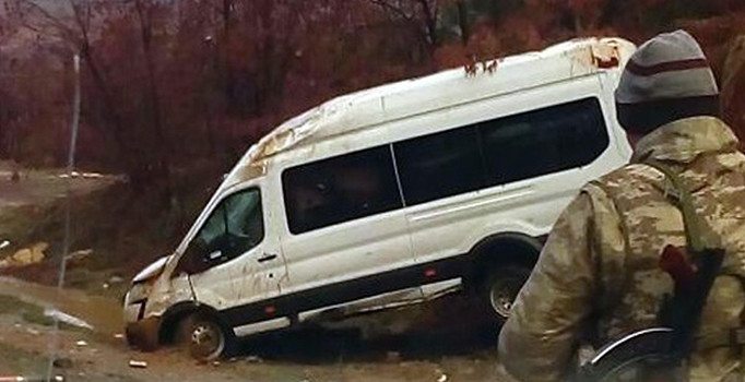 Elazığ'da korucuları taşıyan minibüs kaza yaptı: 8 yaralı