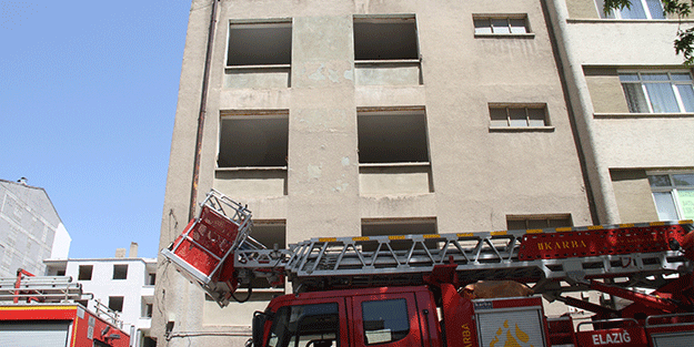 Elazığ’da metruk bina yangını