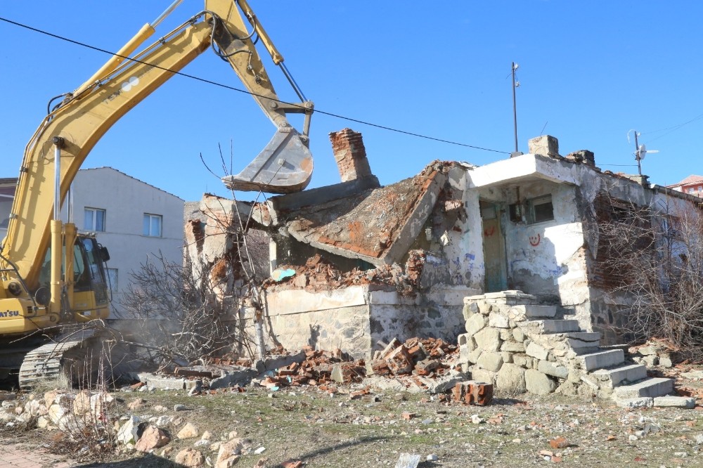 Elazığ’da metruk binaların yıkımı başladı 