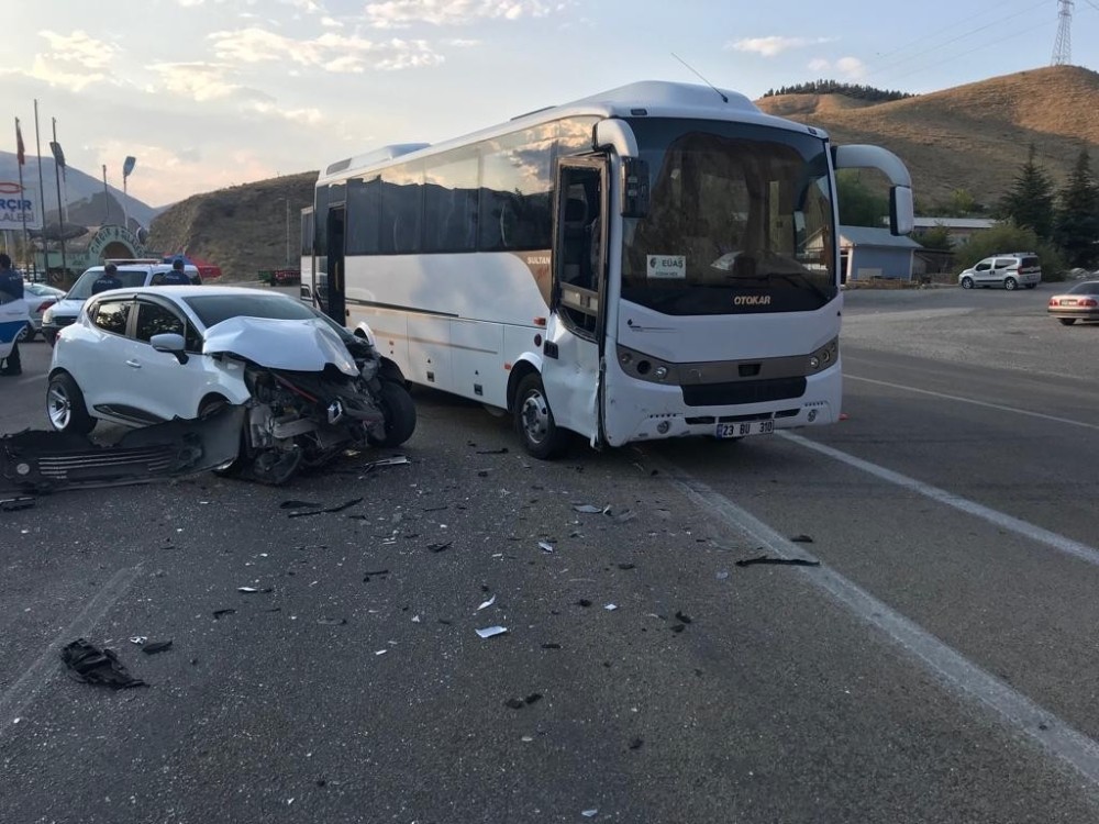 Elazığ’da midibüs ile otomobil çarpıştı:2 yaralı 