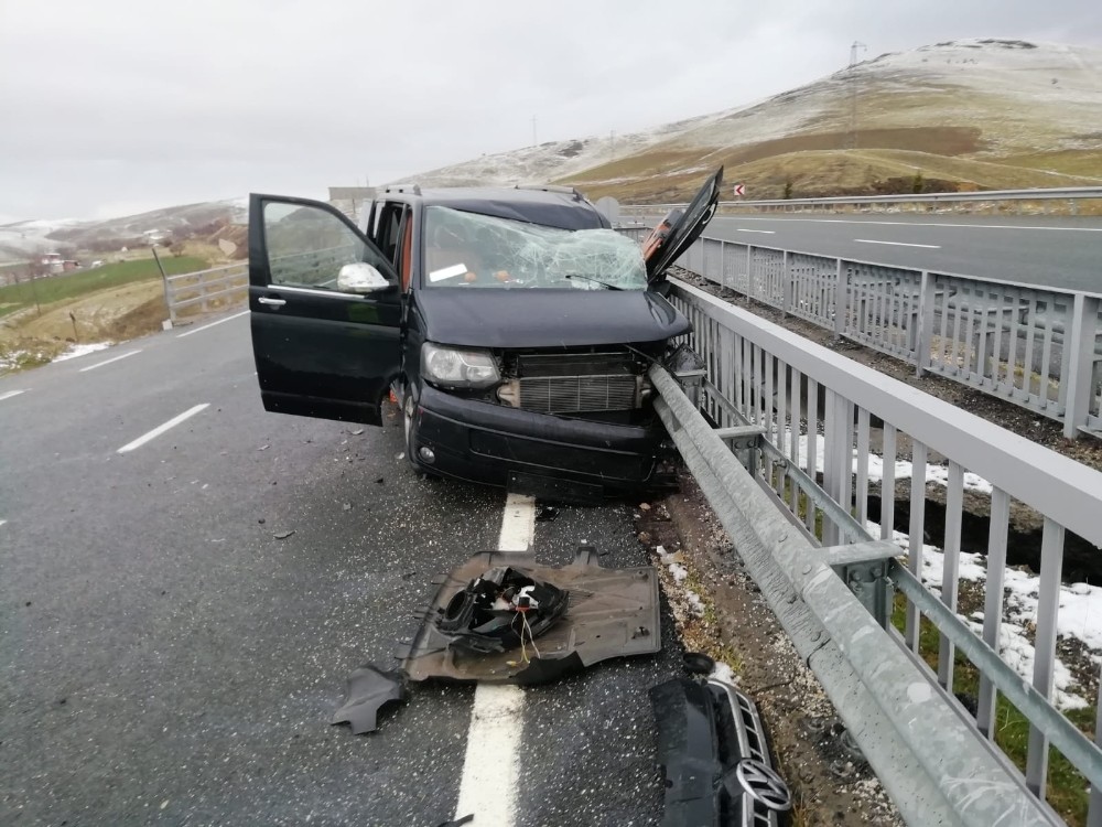 Elazığ’da minibüs bariyere çarptı: 3 yaralı 