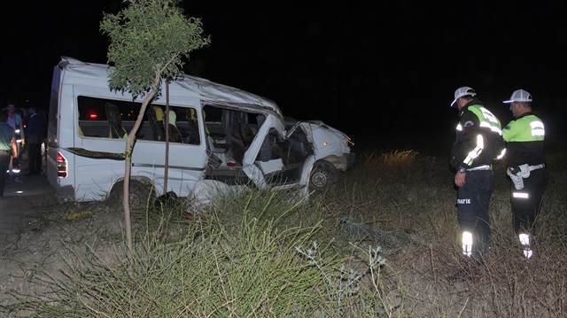 Elazığ'da minibüs direğe çarptı: 2 ölü