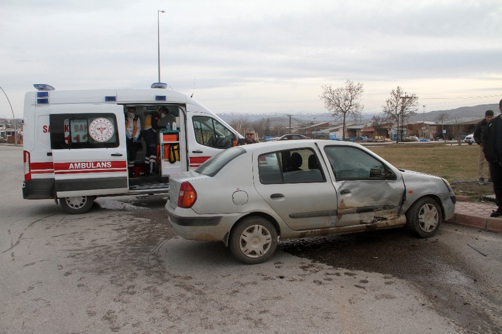 Elazığ’da minibüs ile otomobil çarpıştı: 1’i çocuk 4 yaralı 