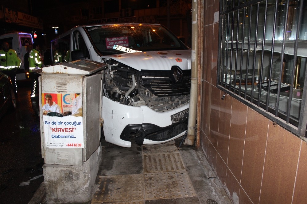 Elazığ’da minibüs ile otomobil çarpıştı: 3 yaralı 