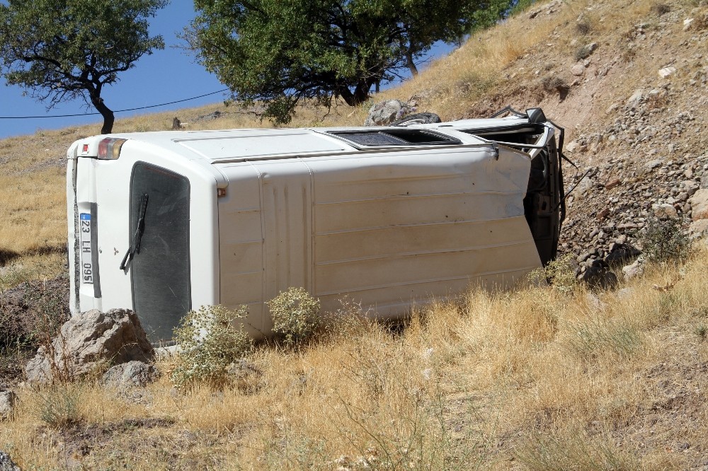 Elazığ’da minibüs şarampole yuvarlandı : 2 yaralı 