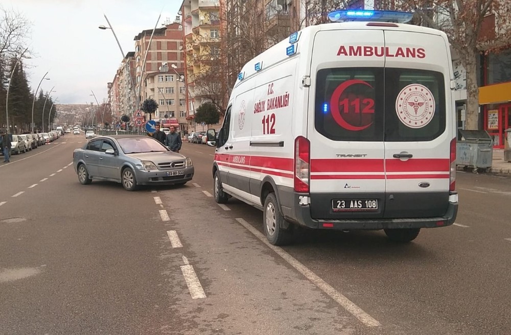 Elazığ’da motosiklet ile otomobil çarpıştı:1 yaralı 