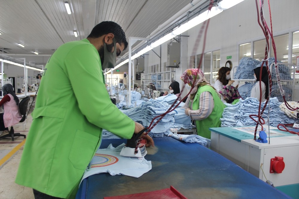 Elazığ’da normalleşme süreciyle birlikte tekstilde seri üretim başladı 