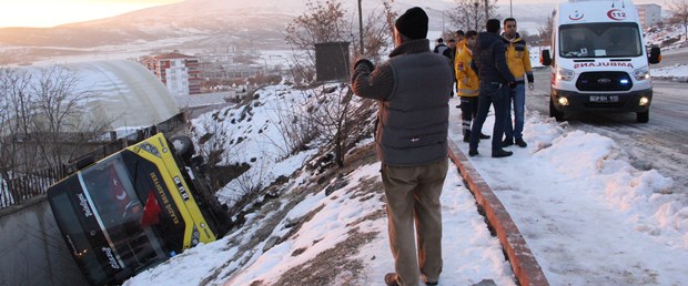 Elazığ'da öğrencileri taşıyan otobüs devrildi: 11 yaralı