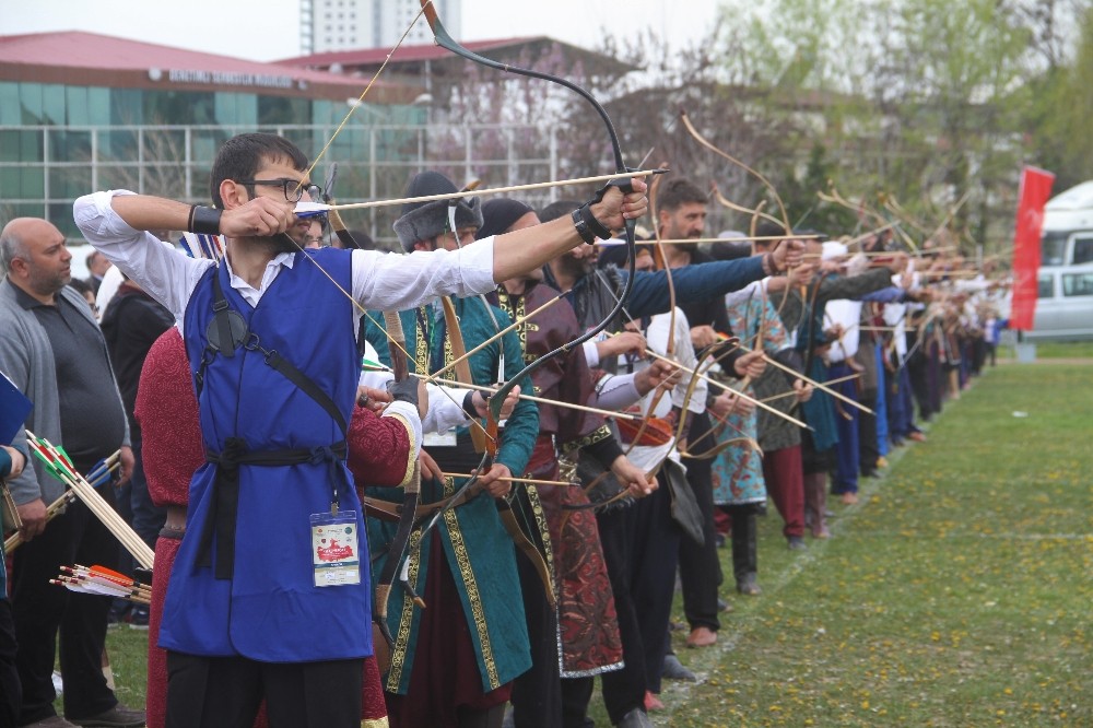 Elazığ’da okçular kıyasıya yarıştı 