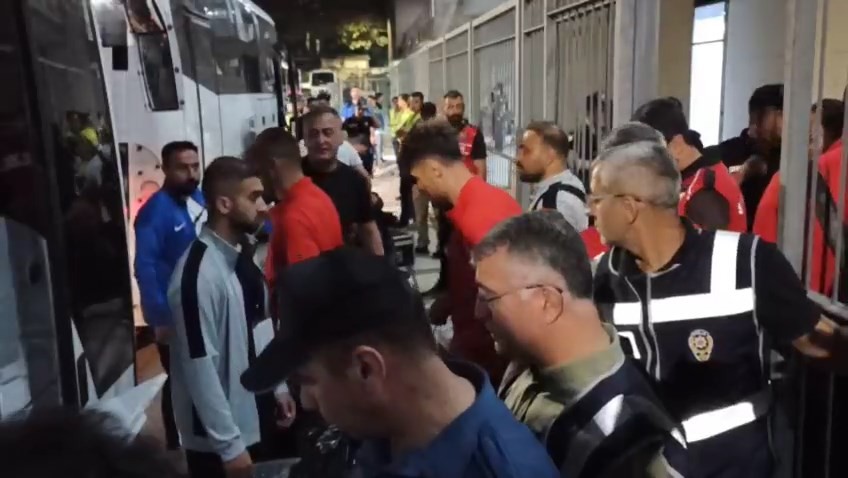 Elazığ’da olaylı gece! Hakem ve futbolcular zırhlı araçlarla stattan ayrıldı