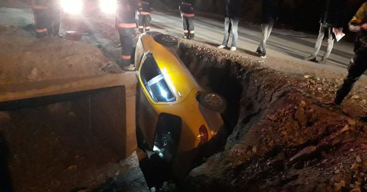 Elazığ'da otomobil dereye uçtu: 3 yaralı