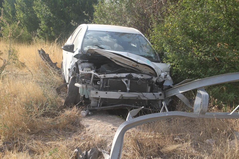 Elazığ’da otomobil direğe çarptı: 1’i çocuk 3 yaralı 