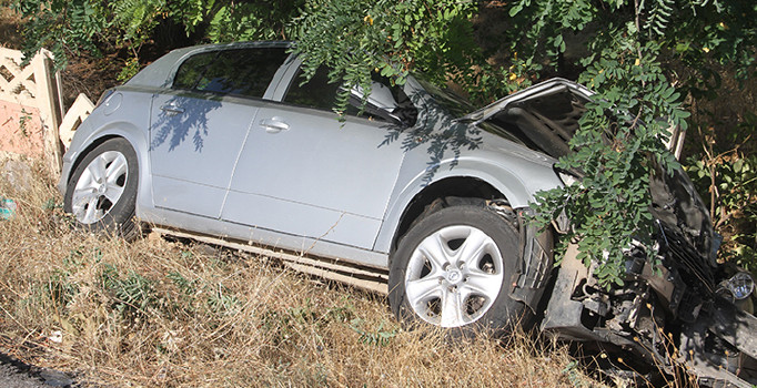 Elazığ'da otomobil direğe çarptı: 4 kişi yaralandı