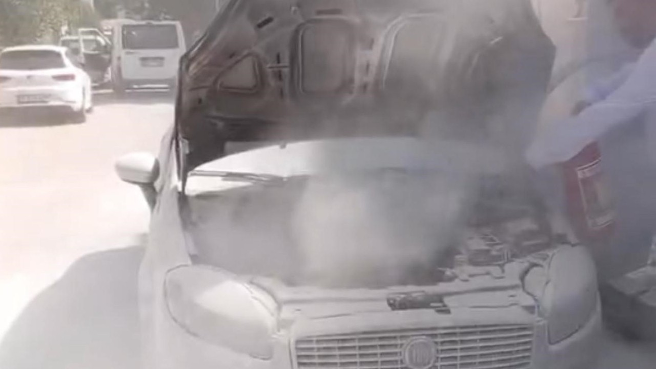 Elazığ’da Park Halindeki Otomobil Alev Aldı