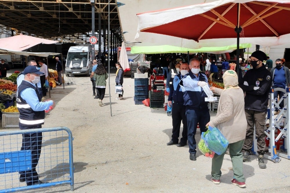 Elazığ’da pazarlarda maske dağıtımı 