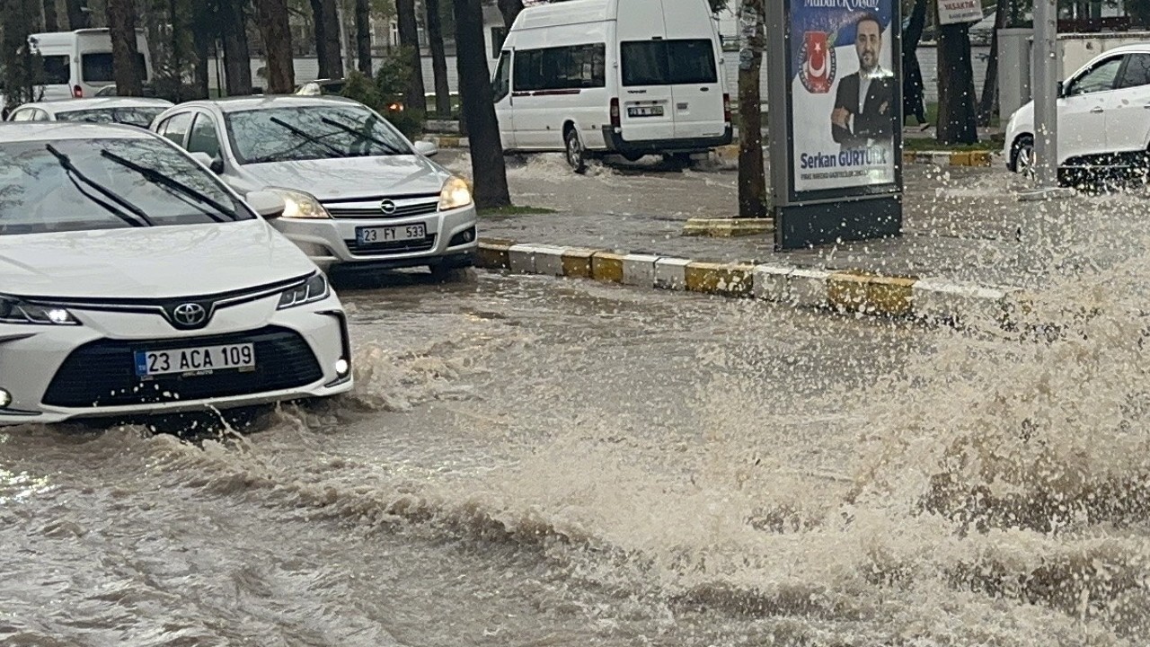 Elazığ’da sağanak yağış hayatı olumsuz etkiledi