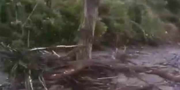 Elazığ’da sağanak yağış köy yollarını tahrip etti