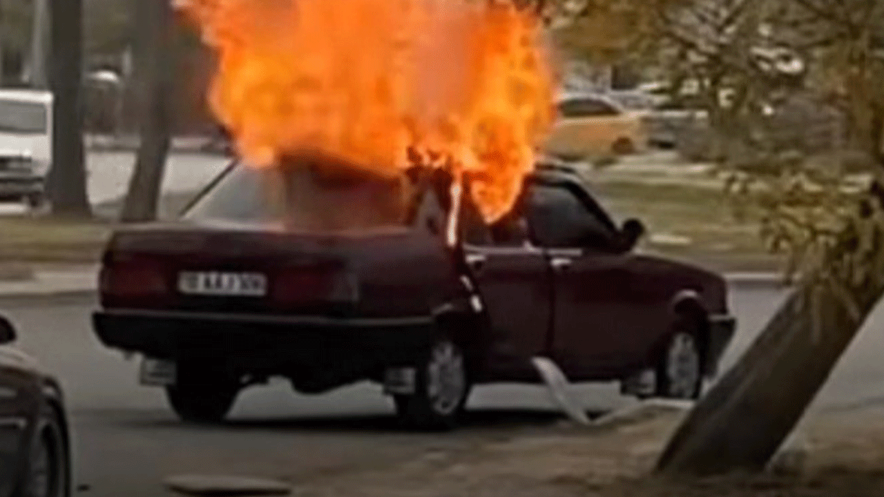 Elazığ'da seyir halindeki otomobil alev aldı!