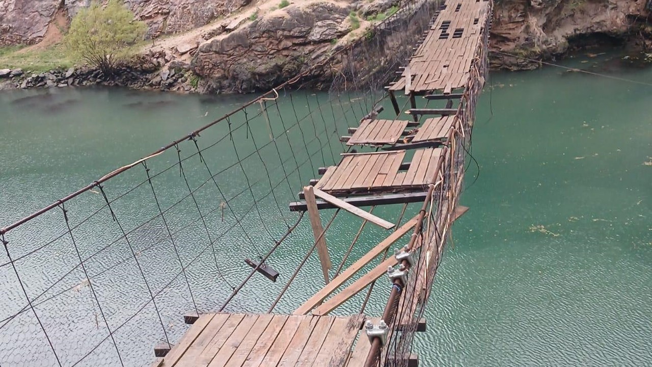 Elazığ'da şiddetli fırtına asma köprüyü kullanılamaz hale getirdi