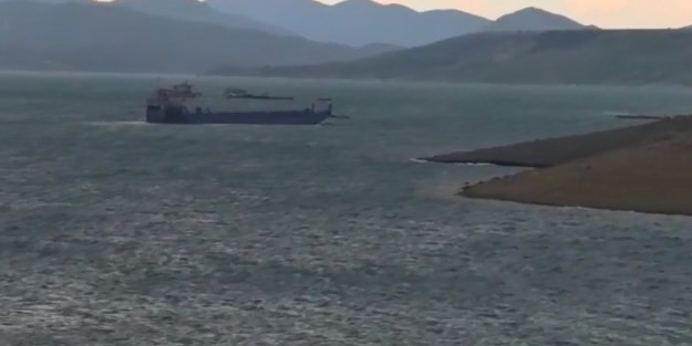 Şiddetli fırtına feribotu sürükledi!