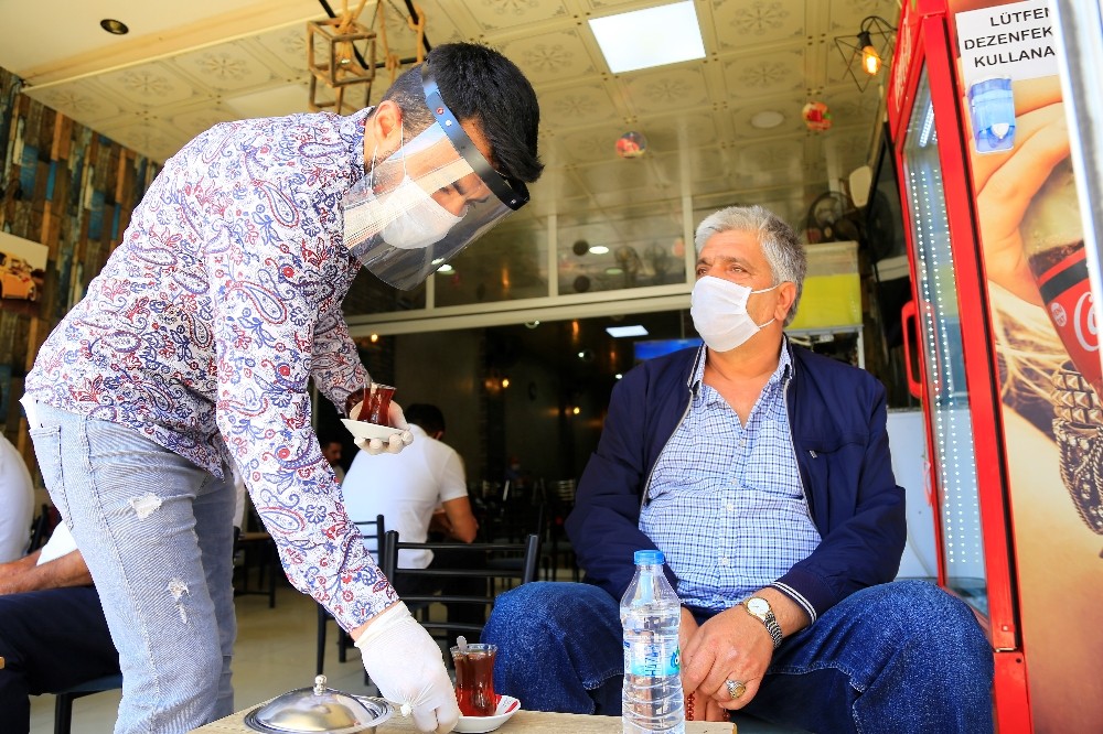 Elazığ’da sosyal mesafeli çay vakti 