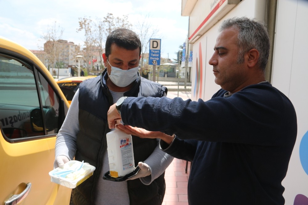 Elazığ’da taksici önlemini ücretsiz maske ve eldivenle aldı 
