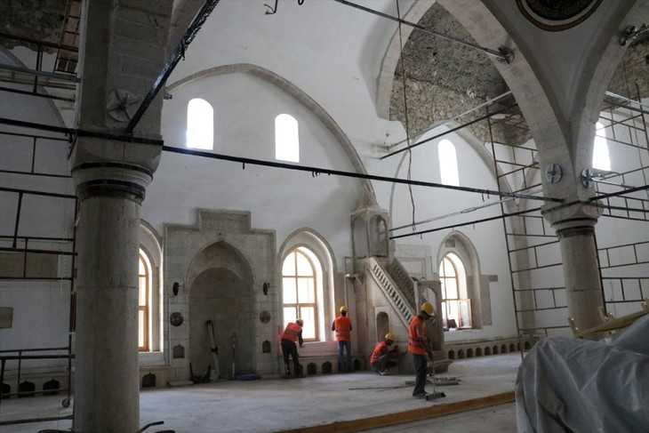 Elazığ’da tarihi camilerden depremin izleri siliniyor