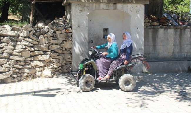 Elazığ'da tarlaya artık ATV'yle gidiyorlar