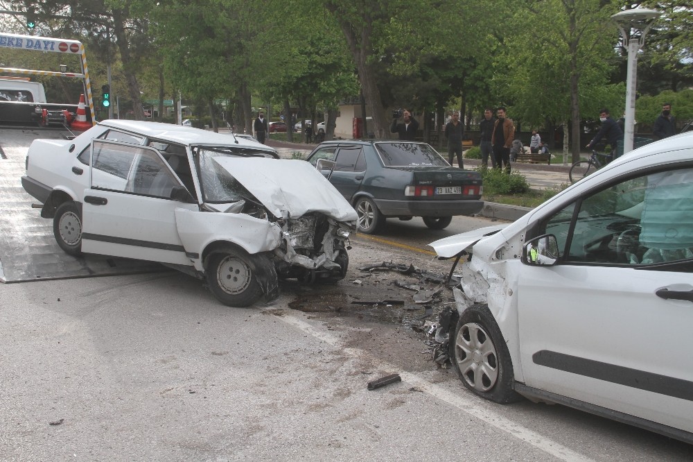 Elazığ’da trafik kazası: 1’i ağır 3 yaralı 