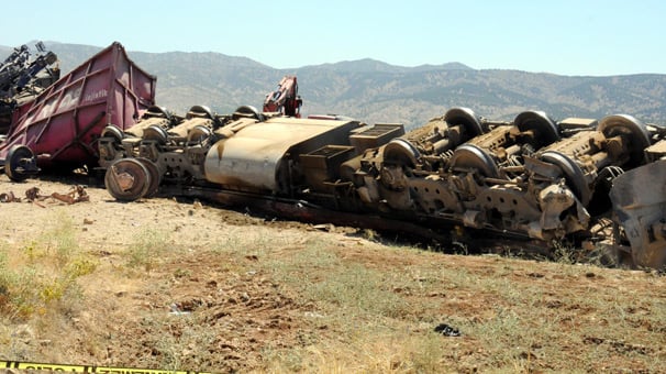 Elazığ'da tren kazasının boyutu, havanın aydınlanmasıyla ortaya çıktı