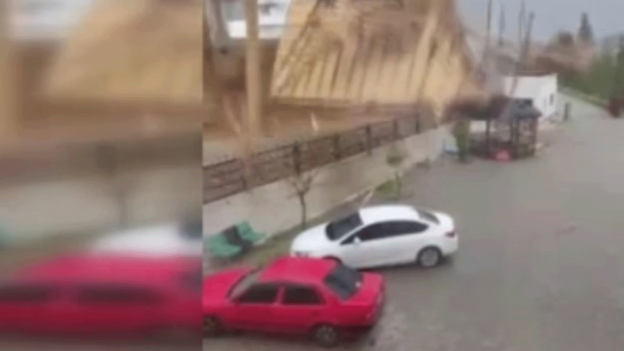 Elazığ'da uçan çatı araçların yanına düştü!