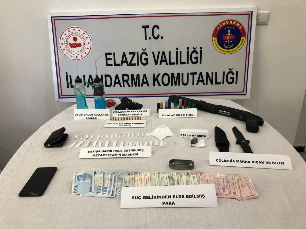 Elazığ’da uyuşturucu taciri, silahlarla yakalandı 