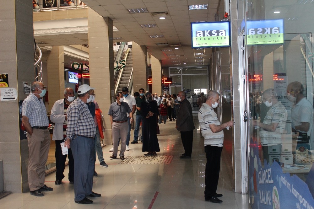 Elazığ’da vatandaşın elektrik faturası kuyruğu 