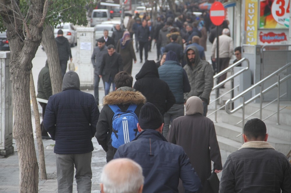 Elazığ’da vatandaşların sokakta yoğunluğu dikkat çekti 