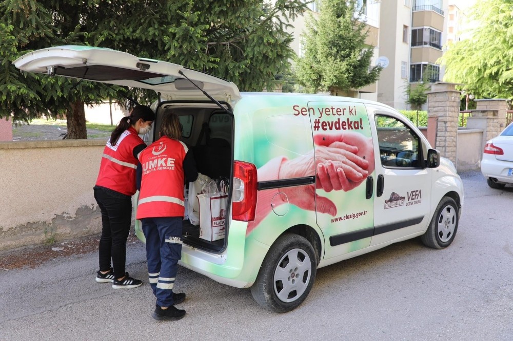 Elazığ’da Vefa ekibi badem şekeri ve ışkınla gönüllere dokundu 
