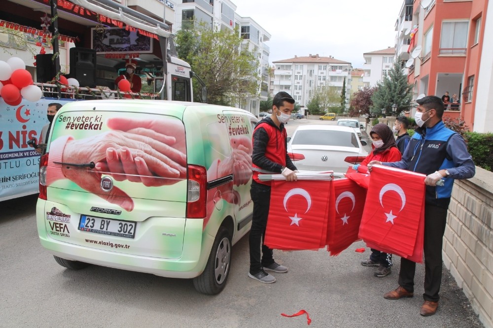 Elazığ’da Vefa ekipleri, çocuklara bayrak dağıttı 