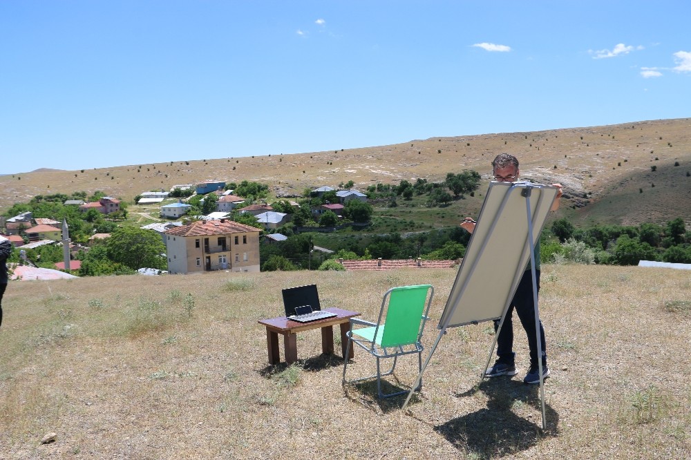 Elazığ’da vefalı öğretmen eğitimi, internet çeken tepeye taşıdı 