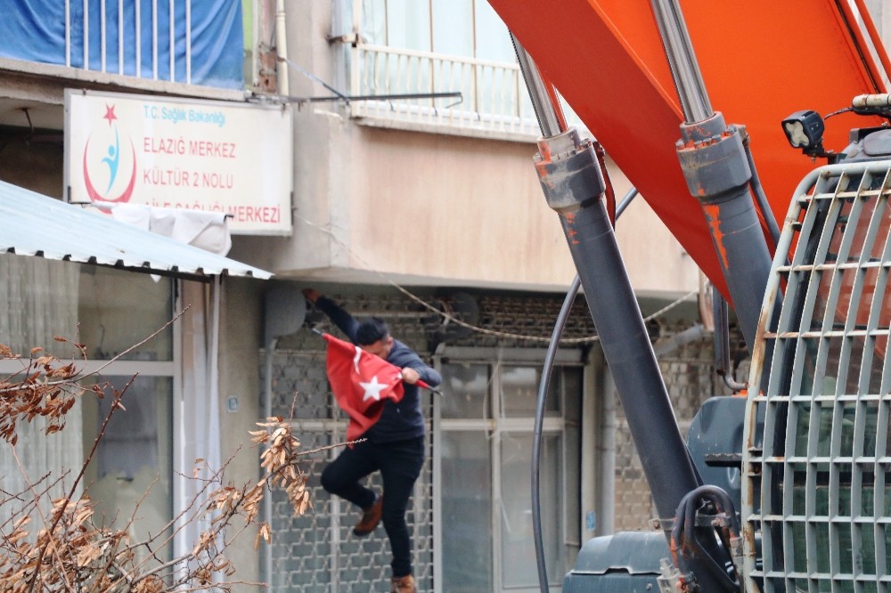 Elazığ’da yıkım öncesi operatörün bayrak hassasiyeti 