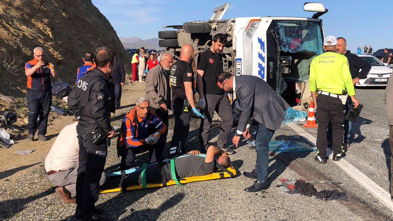 Elazığ’da yolcu midibüsü karşı şeride geçip yan yatarak sürüklendi: 25 yaralı