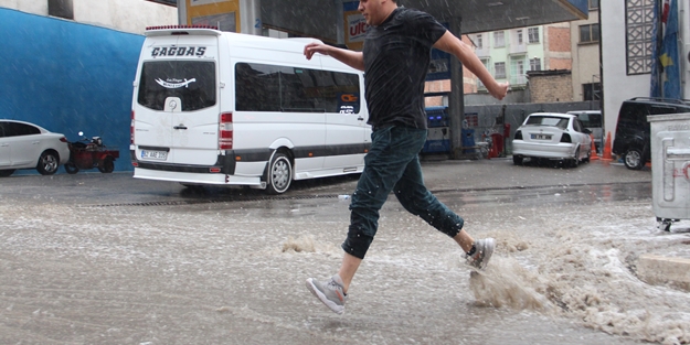 Elazığ’da yollar nehre döndü