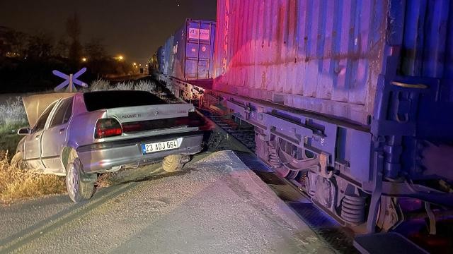 Elazığ'da yük treni otomobile çarptı