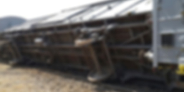 Elazığ'da yük treni raydan çıktı