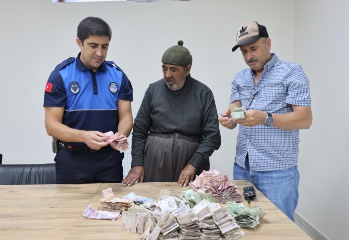 Elazığ'daki dilencinin cebinden çıkan para şaşırttı: Bu günlük kazancım!