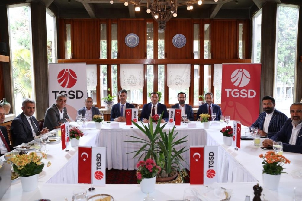 Elazığ’dan önemli tekstil adımı, yatırımı düşünen 10 firmayla görüşüldü 